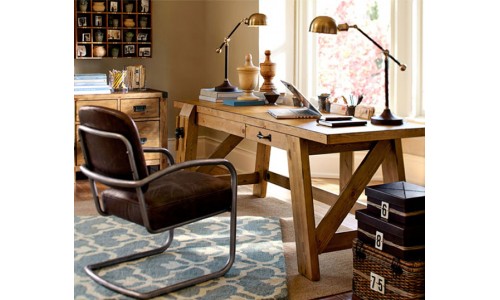 Рабочий стол в ретро-стиле из старого деревянного верстака