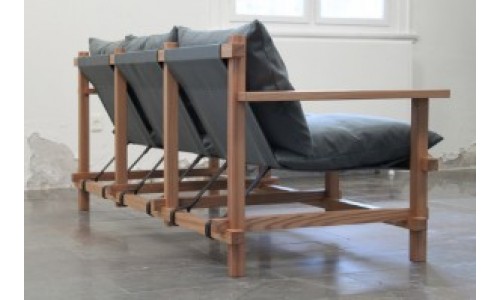 Изящный диван на легкой деревянной раме