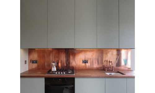 Кухонный фартук из листовой меди – примеры с фото