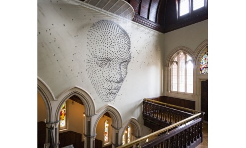Оформление стен: огромное 3D лицо из 2 000 металлических звёзд