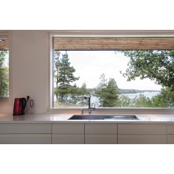 Идеи кухни в частном доме: окно над столешницей
