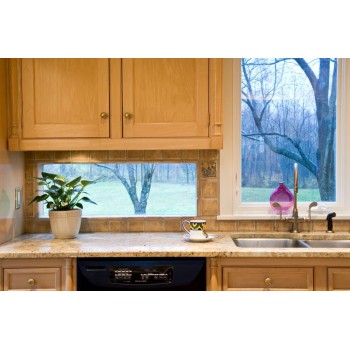 Идеи кухни в частном доме: окно над столешницей