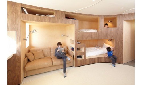 Интересное решение двухъярусной кровати для детской комнаты