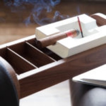 Кресло курильщика сигар — всё необходимое под рукой