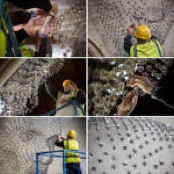 Оформление стен: огромное 3D лицо из 2 000 металлических звёзд
