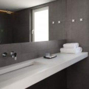 Оттенки серого в дизайне современной ванной комнаты