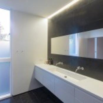 Оттенки серого в дизайне современной ванной комнаты