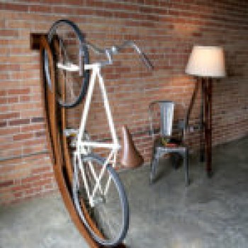 Деревянная стойка для велосипеда как оригинальный предмет интерьера