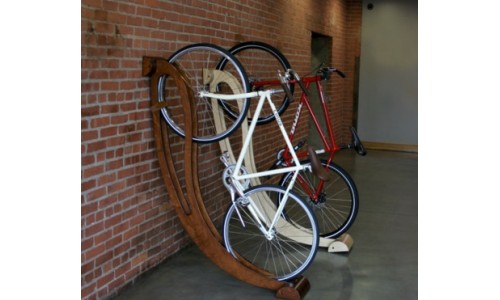 Деревянная стойка для велосипеда как оригинальный предмет интерьера