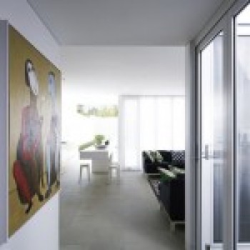 Дизайн интерьера: насыщенный серый цвет стен в контрасте с белым