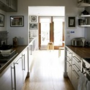 Узкая, продолговатая кухня; 10 удачных примеров с фото