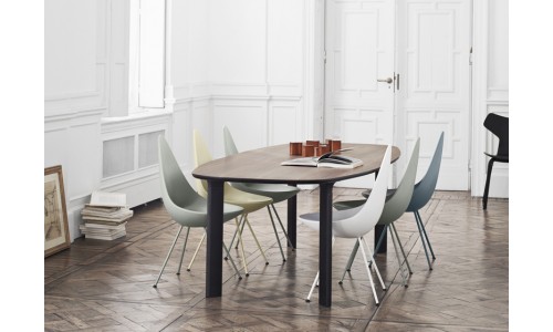 Скругленный стол и кресло-капли от дизайнера Фрица Хансена