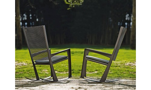 Классическое кресло-качалка Корнелия от дизайнера Джорджио Каттелана