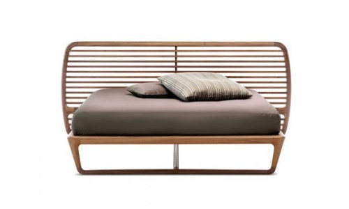 Роскошные кровати от Ceccotti Collezioni из орехового дерева