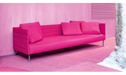 Модный розовый диван-патио как будто светится
