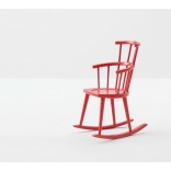 Красное кресло-качалкаi в лакированной древесине