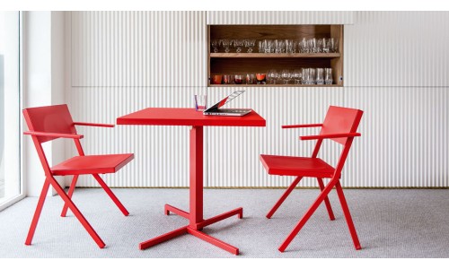 Красный стол и стулья дизайна Эму Жан Нувель