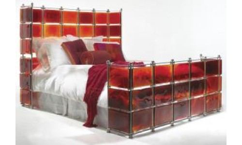 Кровать с рубиновым витражем