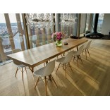 Для стола размером 320 x 110 см использовалась одна сплошная доска из 350-летнего дуба