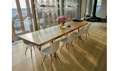 Для стола размером 320 x 110 см использовалась одна сплошная доска из 350-летнего дуба