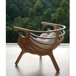 Удобное деревянное кресло круглой формы