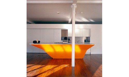 Ярко-оранжевая кухня от студии A-EM Architects