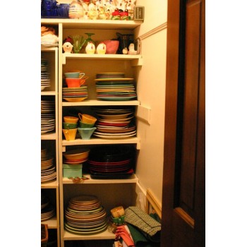 Каким способом хранить тарелки: прятать или выставлять на показ?