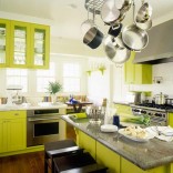 Кухня в зелёной гамме вызывает чувство свежести