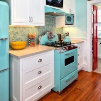Цветные кухонные фартуки, интересные идеи
