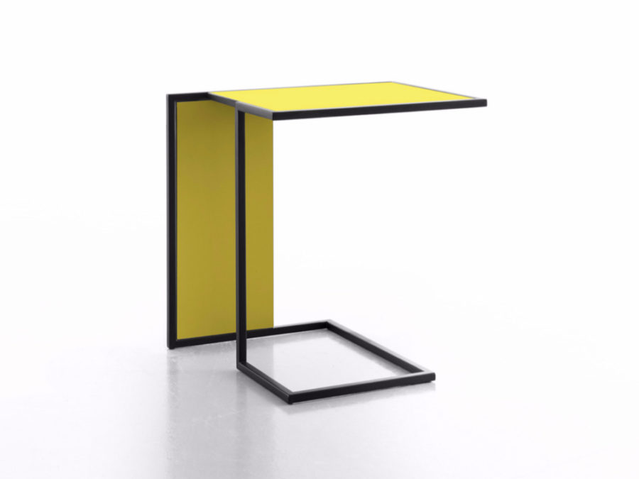 Современный стол Riva от Lions at Work 900x675 Современные боковые столы, которые вы хотите в каждой комнате
