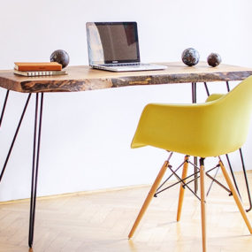 Сделайте свой офис более экологичным с отреставрированным деревянным столом