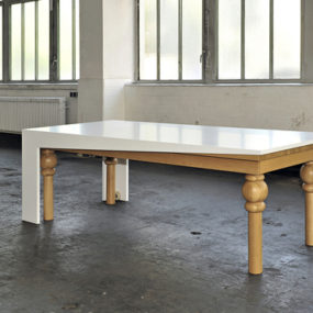 Ультра современный обеденный стол от Kisskalt