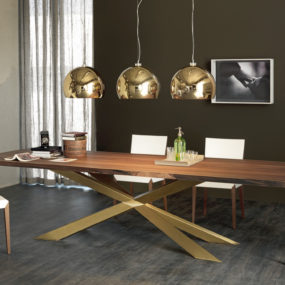 Обеденный стол с нерегулярными массивными деревянными краями от Cattelan Italia