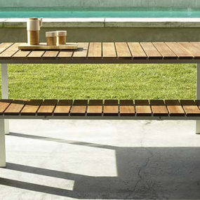 Современный наружный обеденный стол от дизайна в пределах досягаемости - столик Deneb для патио