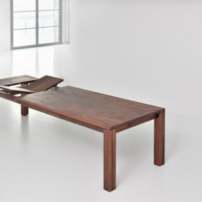 Твердая древесина, расширяющая обеденный стол от Vitamin Design