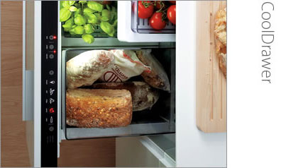 Компактный холодильник в кухонном ящике