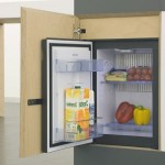 Мини-холодильник встроен в одну из тумбачек