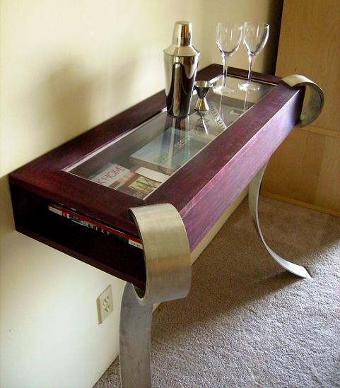 Оригинальный небольшой приставной столик. Может использоваться также для хранения книг, журналов и другой мелочи.