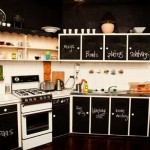 Кухня в черных тонах. На всех панелях можно писать и рисовать мелом.