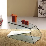 Кофейный столик журнальный из стекла. Сложная геометрия граней придпёт оригинальность.