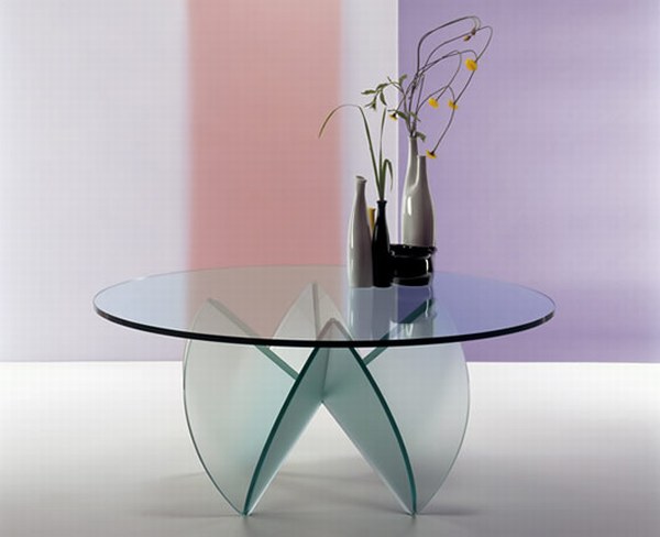 Небольшой стол из стекла. Основание тоже стеклянное в форме лепестков цветка.