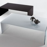 Кофейный столик из прозрачного и тонированного стекла. Простая геометрическая форма.