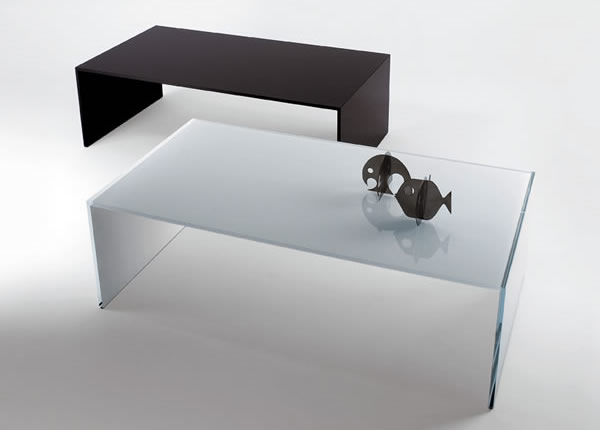 Кофейный столик из прозрачного и тонированного стекла. Простая геометрическая форма.