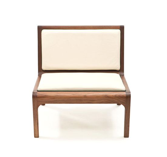 Скамейка с мягким сиденьем и спинкой в стиле минимализм