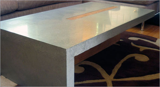 Бетонная мебель и аксессуары. Стол из бетона, абсолютно гладкая поверхность.