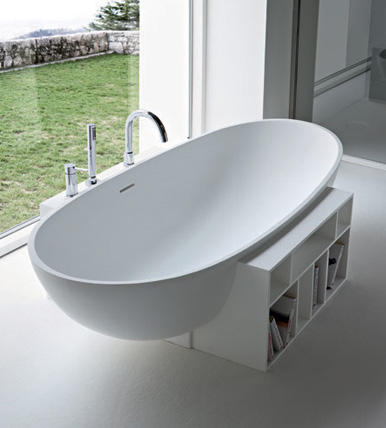 Итальянская ванна в стиле минимализма. Снизу удобные полки для хранения всякой мелочи.