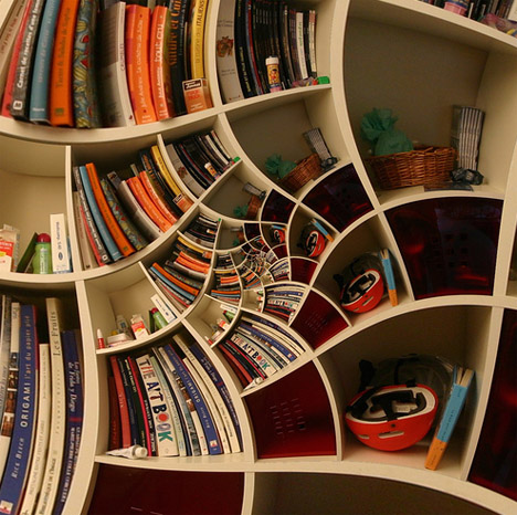 Это уже скорее не стеллаж -- а целый книжный шкаф. Не пытайтесь сделать своими руками в домашних условиях.