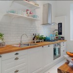 Белая кухня, стены и фартук
