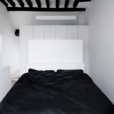 Спальня. Белые стены. Контрастные черные элементы.