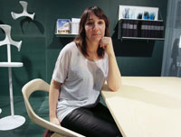 Дизайнер по мебели Моника сидит на стуле собственного дизайна.